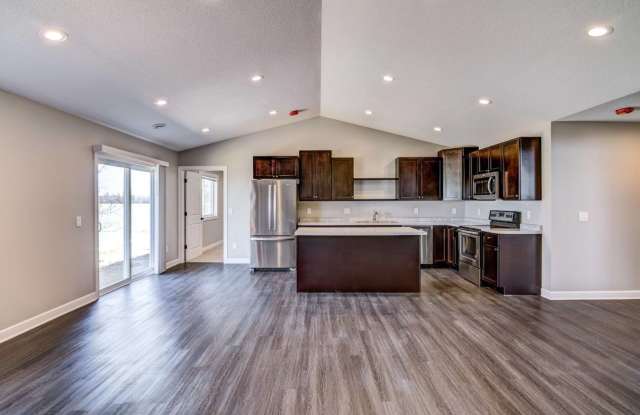 3 Bedroom Town Home, Association Maintained Lawn & Snow Removal Included