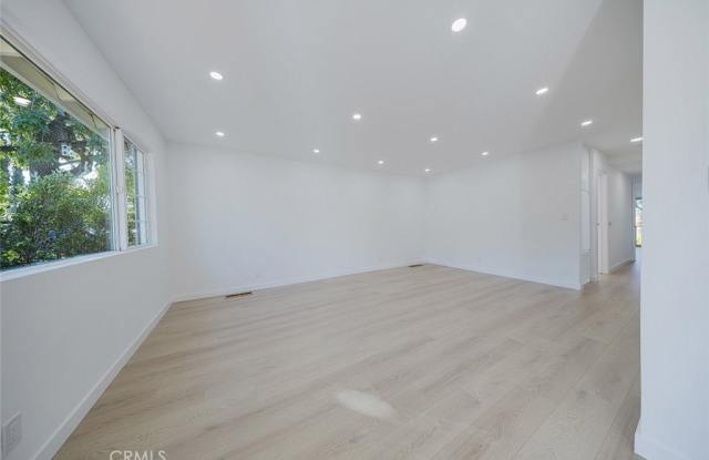 10431 Las Lunitas Avenue