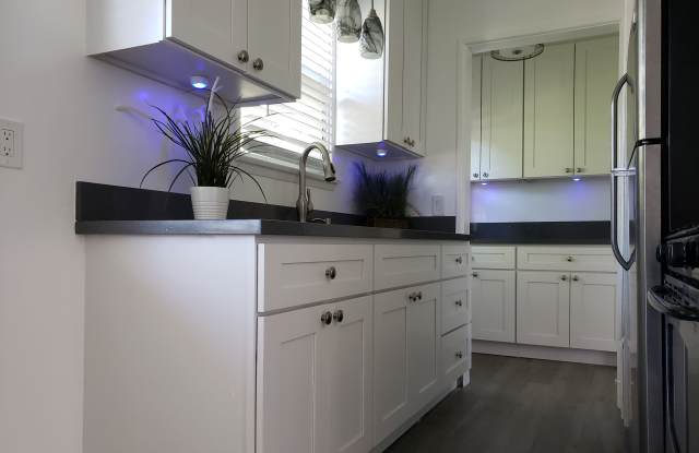 Photo of 6129 S Victoria Ave