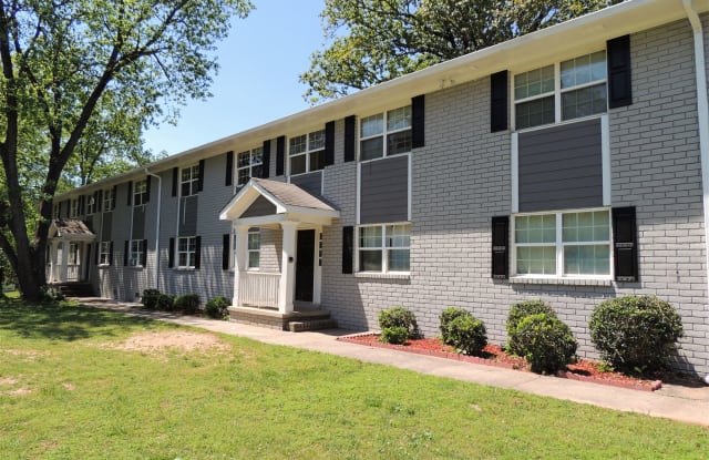 Twelve Oaks Apartments - 1351 Austell Rd SE, Fair Oaks, GA 30060