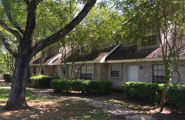 Big townhome with Garage Off Perkins Rd in The Shire - 13806 Perkins Road, Village St. George, LA 70810