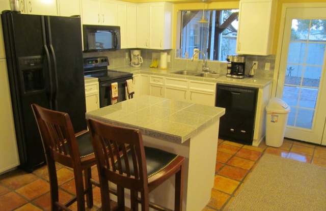 2BR/2BA HOME W/ 2 CAR GARAGE AND COMMUNITY POOL