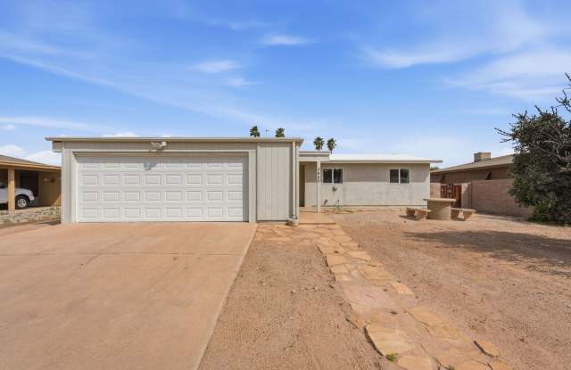 Spacious 3BR/2BA Tucson Retreat with 2-Car Garage & Expansive Patio