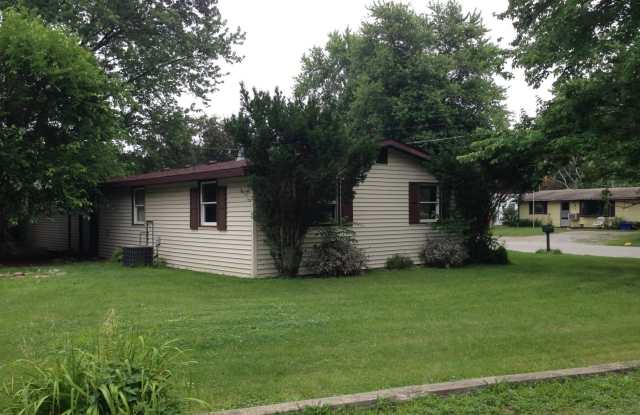 Large 3bd/1bth Single Family Home Near Caterpillar/Newtown Fitness