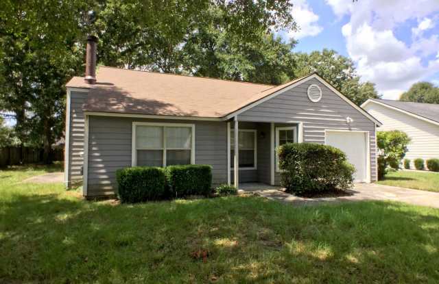 Three Bedroom, Two Bathroom Home in Richmond Hill - 59 Blue Heron Court, Richmond Hill, GA 31324