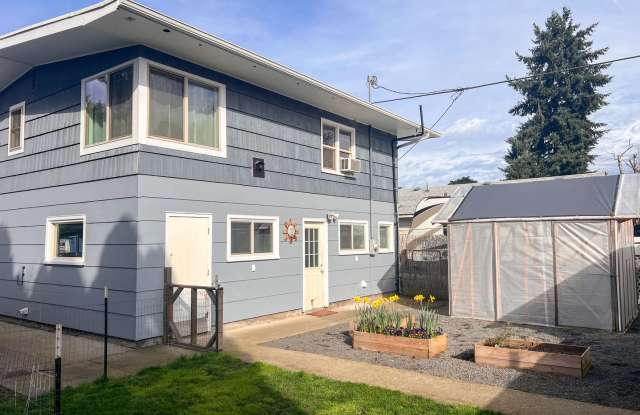 1BD/1.5BA APT W/ GARAGE&YARD