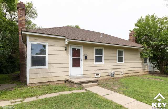 2035 N Volutsia St