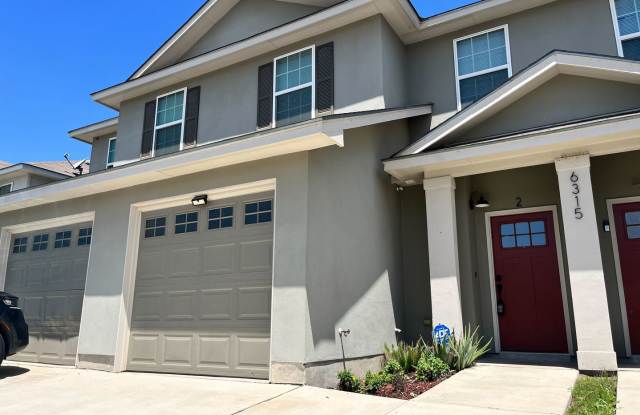 Available NOW! BEAUTIFUL 3 bedroom 2.5 bath Duplex NEAR LIVE OAK! photos photos