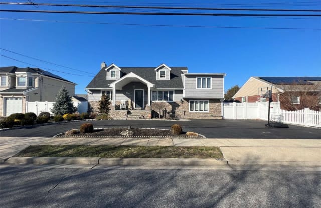 231 N Pine Street - 231 North Pine Street, North Massapequa, NY 11758