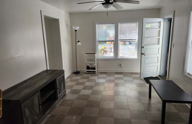 Photo of 431 1/2 New York Ave