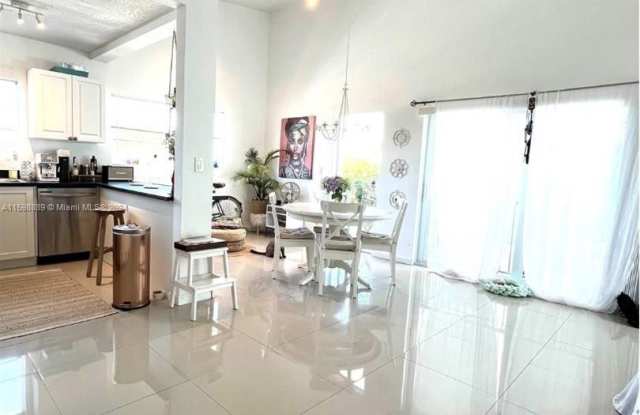 8035 Crespi Blvd