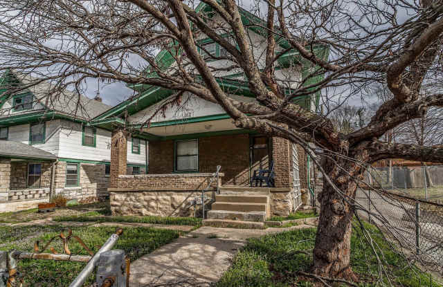 **For Lease: 912 E 31st St – Spacious 5‑Bedroom Historic Home in Central Kansas City**
