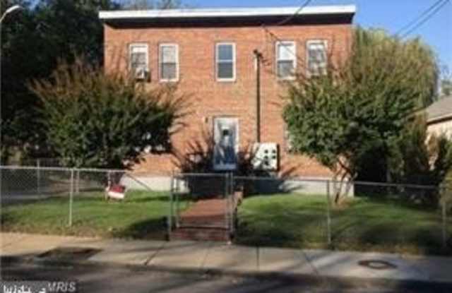 1014 NE 48TH Place NE unit: 4