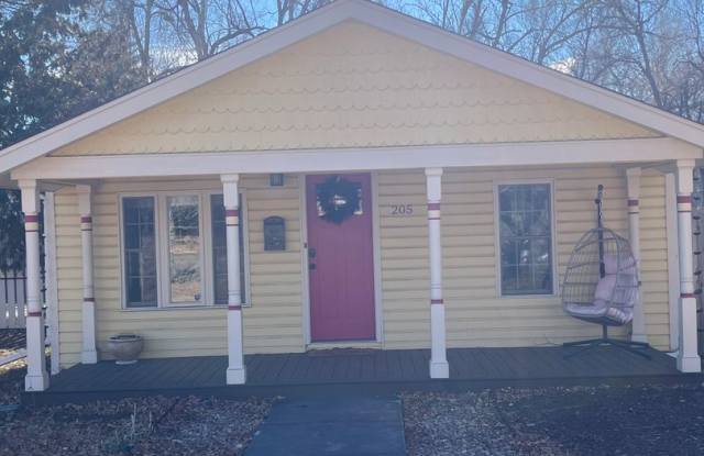 Cozy Cottage in Central Longmont