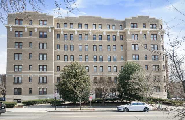 Dual-Entry Designer 2BR | In-Unit W/D | Pet Friendly & Parkside! Available now!