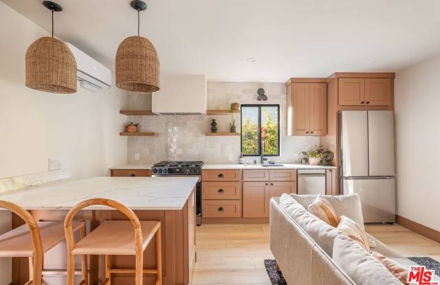 1031 1/2 Havenhurst Dr