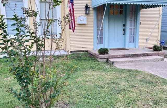 Photo of 612 E Mulberry