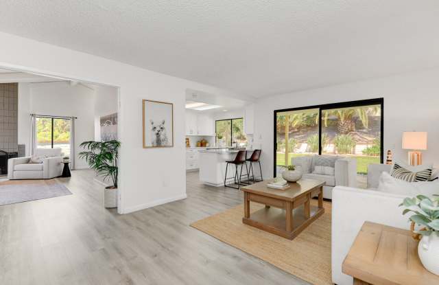 4bd/2ba Single Story Home In Hennie Hills Oceanside!