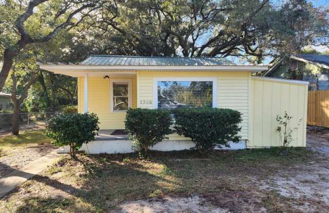Tiny home vibe on a large private lot!!