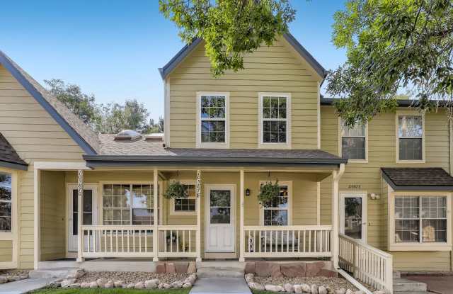 Evolve Real Estate: Spacious 3 Bed 3 bath Townhouse  in LITTLETON! Available 7/5/2026!