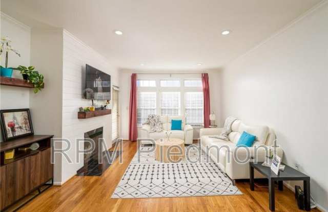 220 Renaissance Pkwy NE