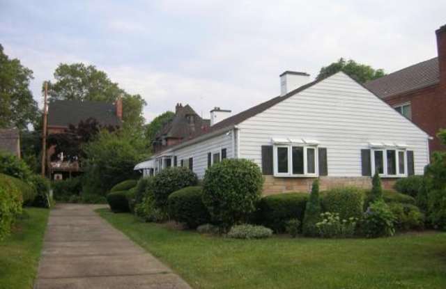 Photo of Stunning 4Bed 2bath House in Point Breeze! Available Furnished or not!