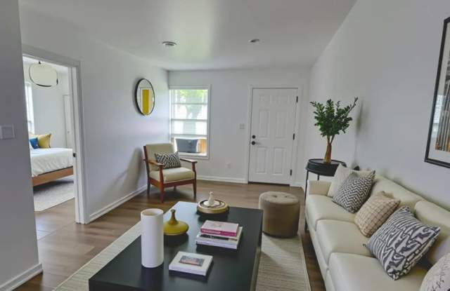 For Rent: Charming 2 Bed / 1 Bath Duplex with Backyard