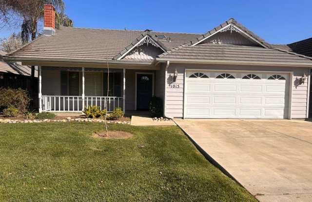 Great home for rent in Visalia! - 1015 South Pinkham Street, Visalia, CA 93292