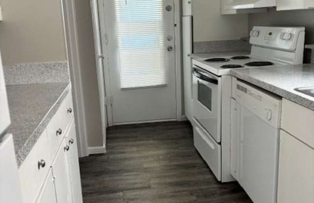 1302 Waldron Rd - 103