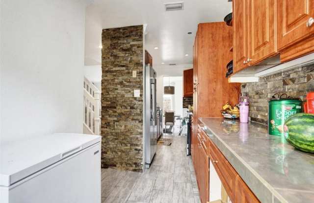 8226 NW 8th Place 6, Plantation, FL 33324 - 1206