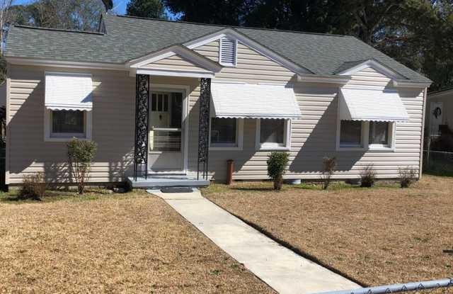 2 Bedroom House off of Rosewood Available Now
