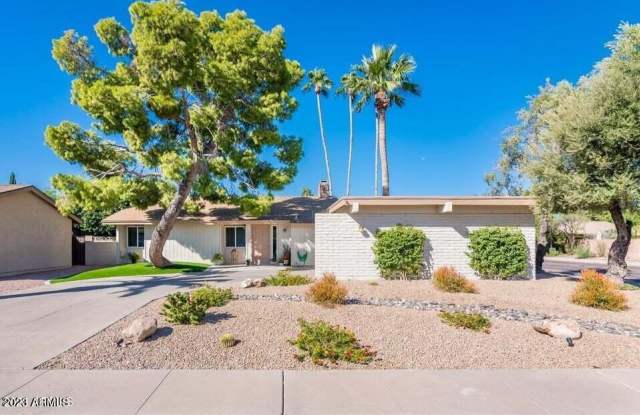 7526 N VIA DE LA CAMPANA --