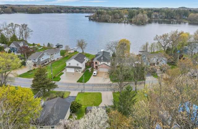 STUNNING LAKE VIEWS, BRIGHTON 3 BEDROOM HOME