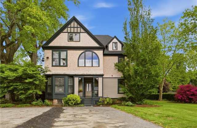 158 Narragansett Avenue