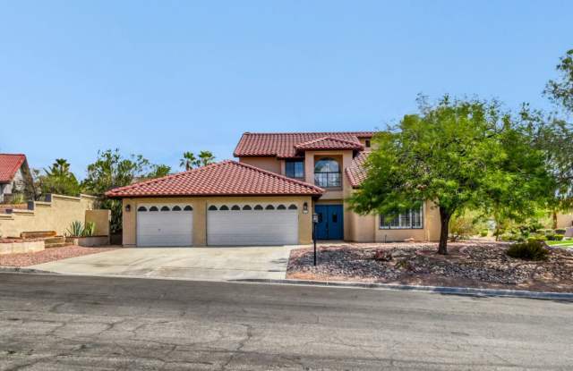 Gorgeous 3 Bedroom, 3 Full Bath with Sparkling Pool!