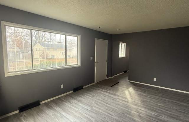 Cozy Three-Bedroom Bungalow in Davenport!