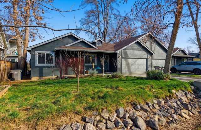 3 Bedroom, 2 Bath, with 2 Car Garage Located on the Central Bench Rim