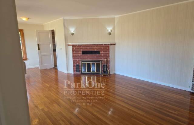 Adorably Rustic home 2 blocks from the shore.