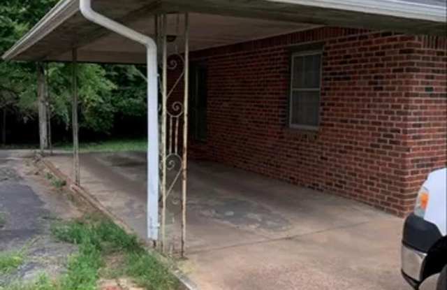 Photo of Spacious home in Florence, AL - Walking distance to UNA!!