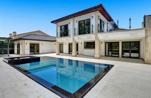 415 Holiday Dr