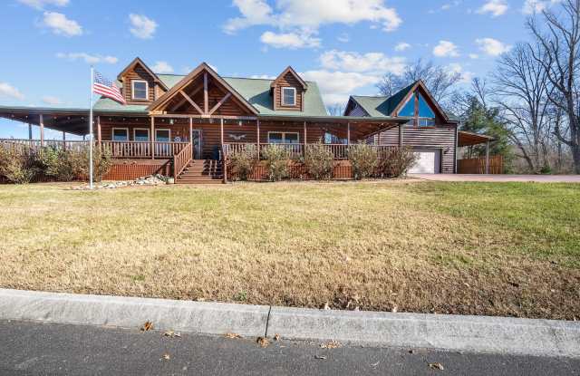 Sevierville 37876 - 3 bedroom, 3.5 Bath, 2486 sq. ft. Cabin and a 672 sq. ft. Studio above garage - Contact Linda Meese 865-591-6004