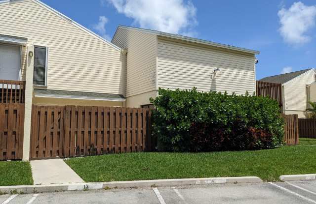 633 EXECUTIVE CENTER Drive