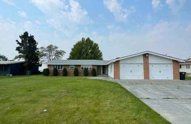 Lake Front Home For Rent! 1/2 Off First Full Months Rent Move in Special!!!
