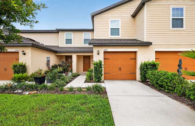 Two-Story 3BR/2.5BA Townhome in Tavares