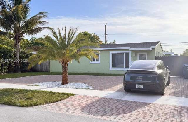 Photo of 1400 N 70th Way