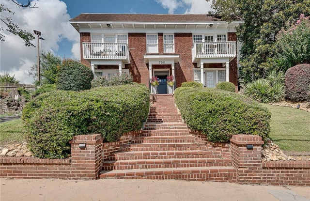 706 Charles Allen Drive NE