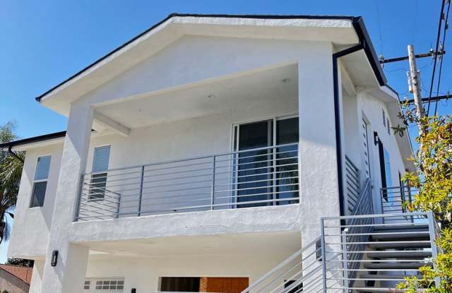 Private 2 bedroom, 1 bath back unit