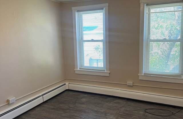 Charming 3 Bedroom 2 Bathroom House near RACC