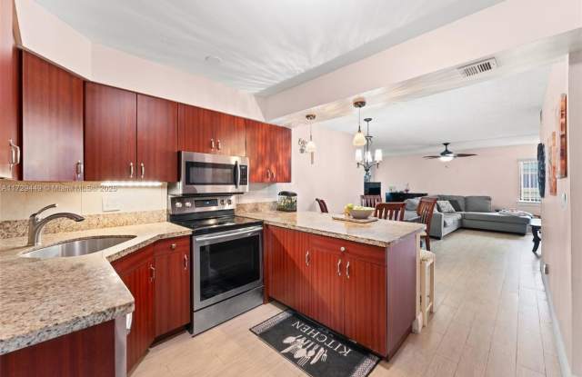64 Wimbledon Lake Drive 64, Plantation, FL 33324