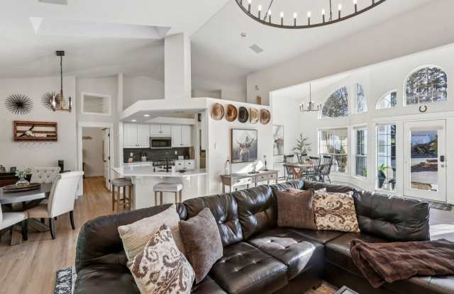 Spacious 4BR House on 3 acres in Ridgefield